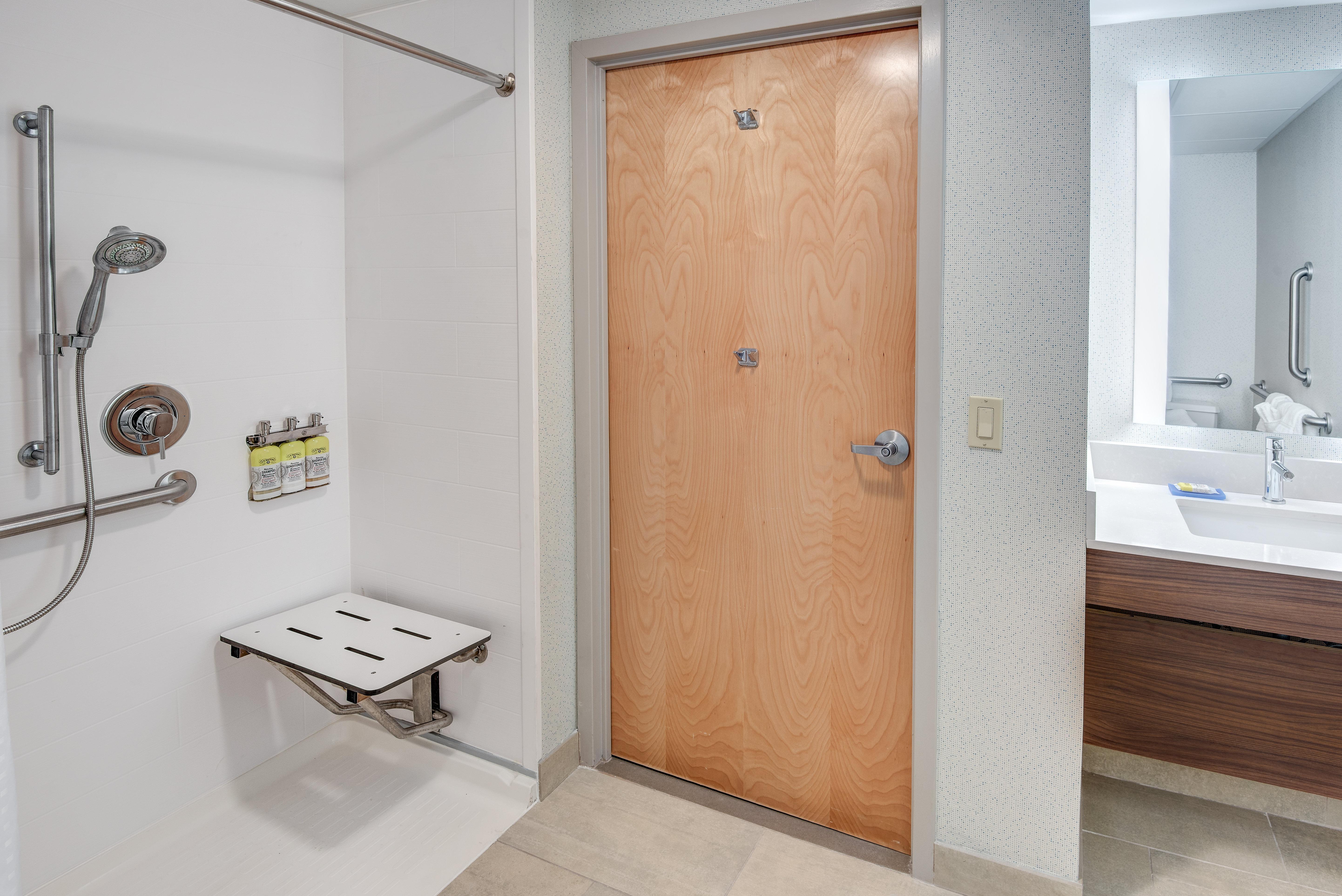 Holiday Inn Express & Suites West Long Branch - Eatontown By Ihg Exterior photo