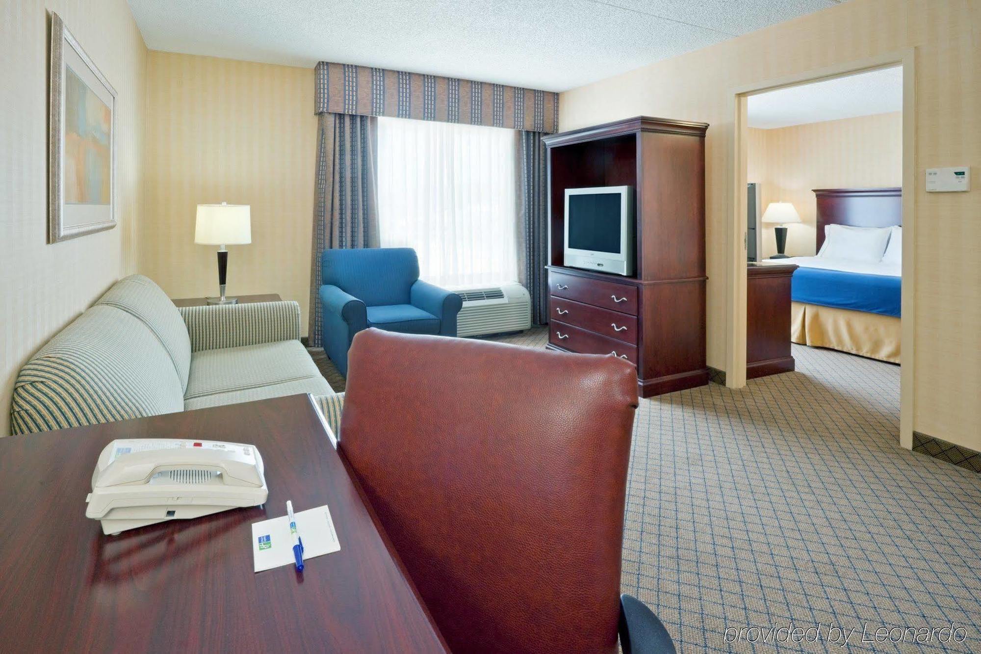 Holiday Inn Express & Suites West Long Branch - Eatontown By Ihg Room photo